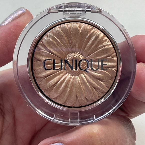 Clinique • Cheek Pop Highlighter in Gold Celebration Pop - Picture 7 of 8